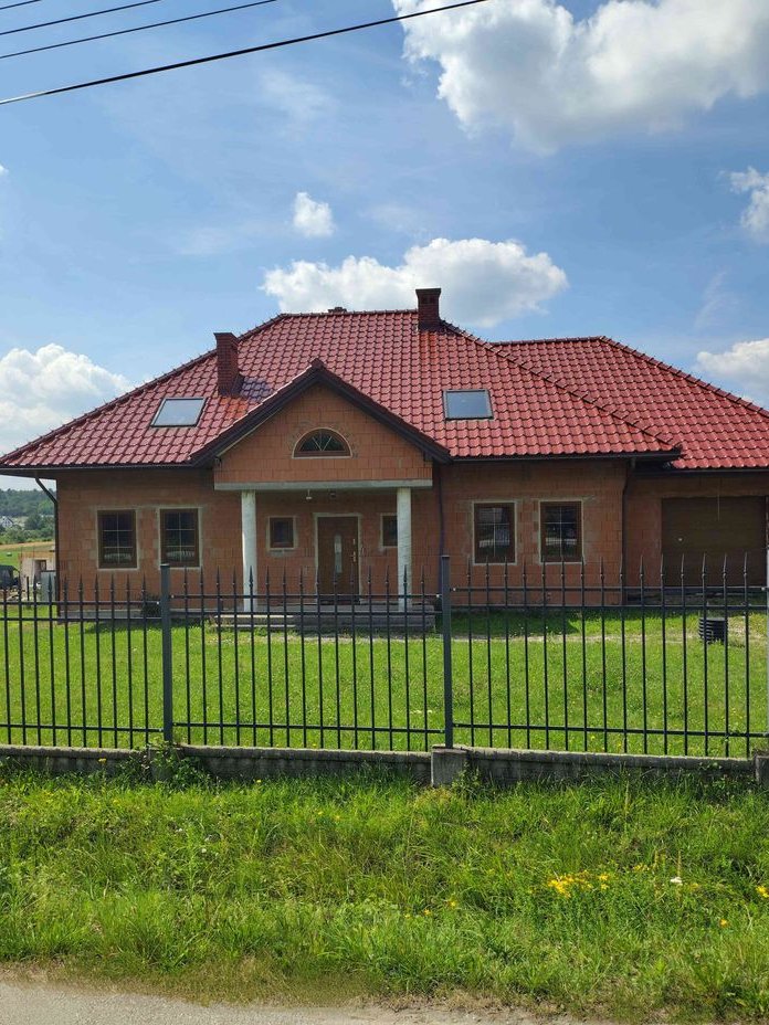 Duży ładny dom w bardzo dobrej lokalizacji