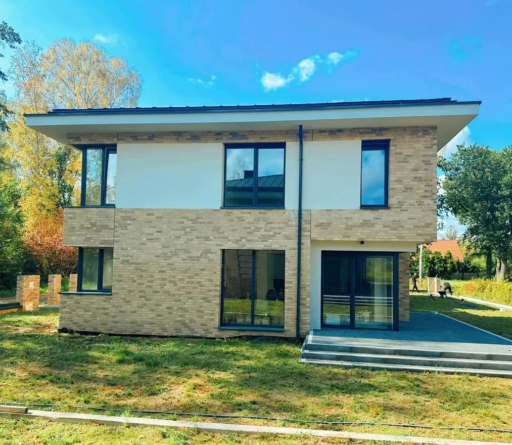 Cztery budynki jednorodzinne dwulokalowe - 4x200 m2 + garaż i ogród