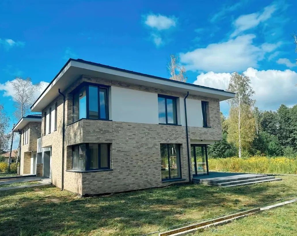 Cztery budynki jednorodzinne dwulokalowe - 4x200 m2 + garaż i ogród