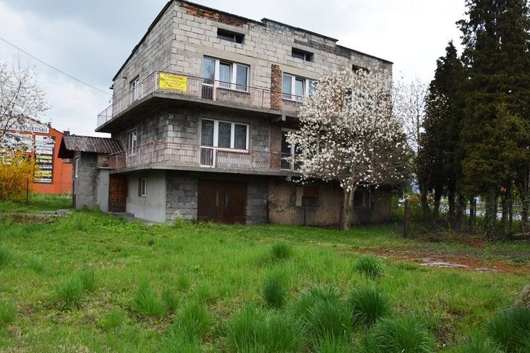 Trzebina-Rynek, piętrowy dom z lat 70-tych na 14 arowej+garaże