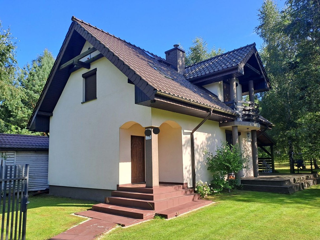 Dom nad jeziorem, przy lesie, okolice Olsztynka.