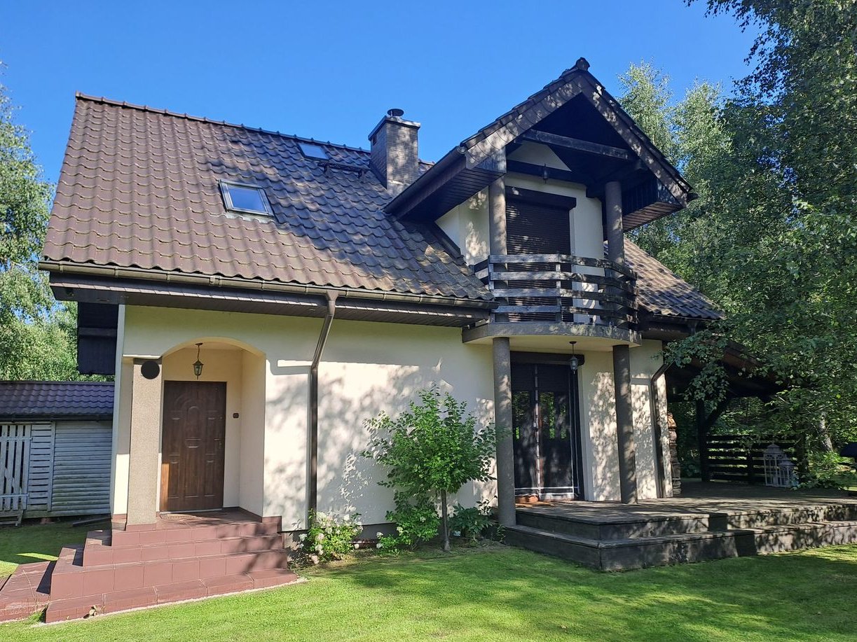 Dom nad jeziorem, przy lesie, okolice Olsztynka.