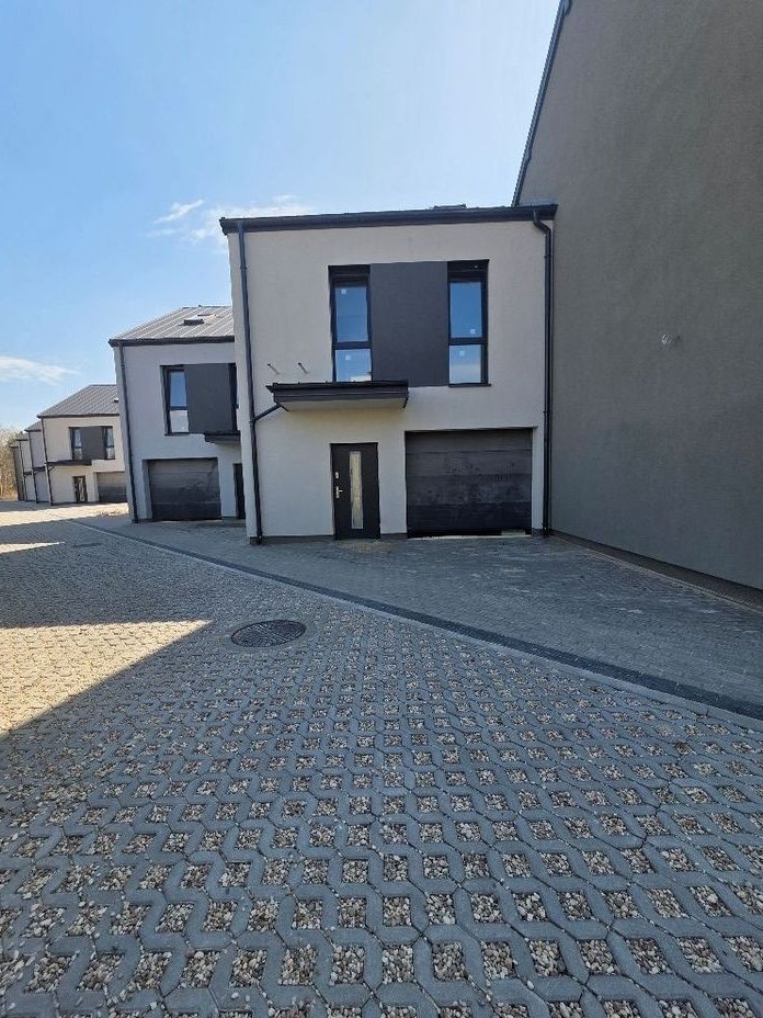 Nowoczesny i funkcjonalny dom z ogrodem.