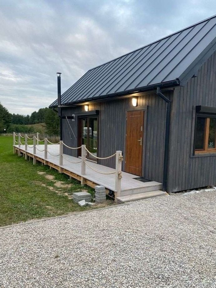 Działka z nowoczesnym domem z ogrodem, widokiem i linią brzegową