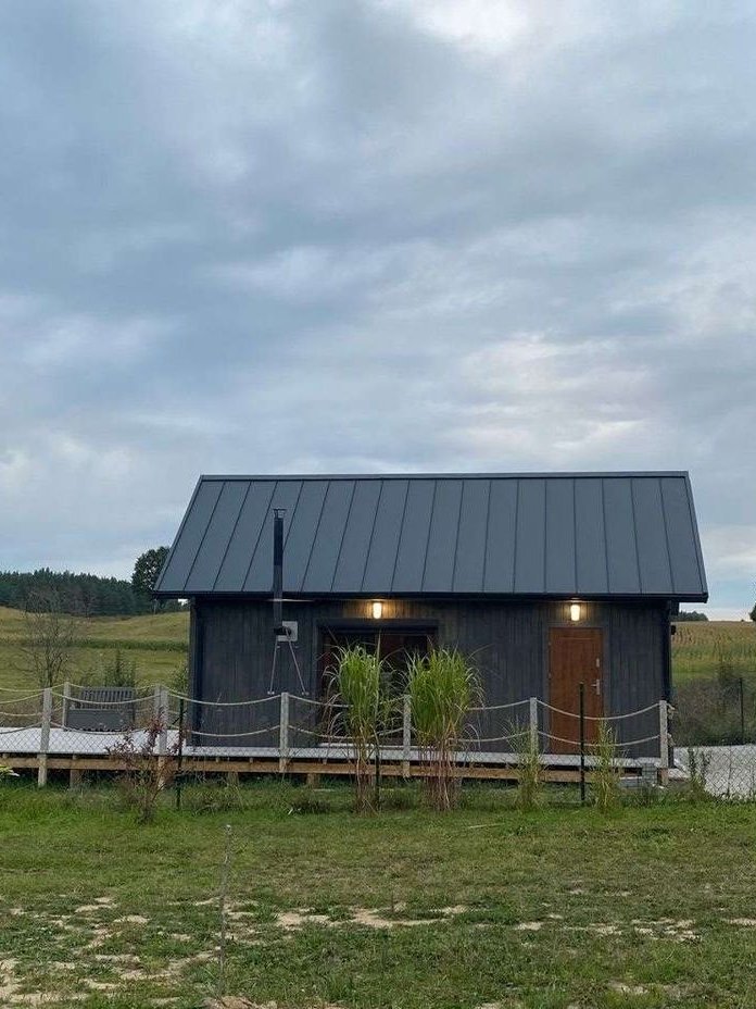 Działka z nowoczesnym domem z ogrodem, widokiem i linią brzegową