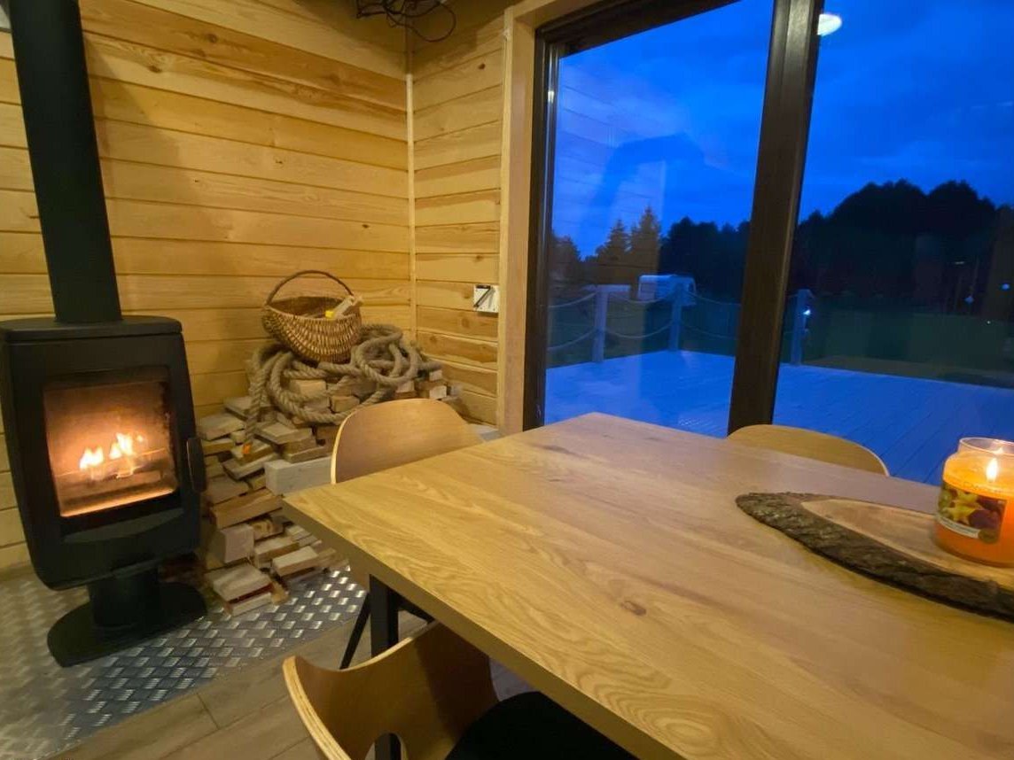 Działka z nowoczesnym domem z ogrodem, widokiem i linią brzegową