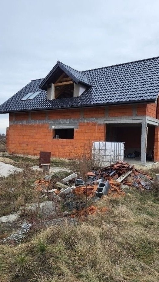 Dom jednorodzinny wolnostojący w stanie surowym otwartym