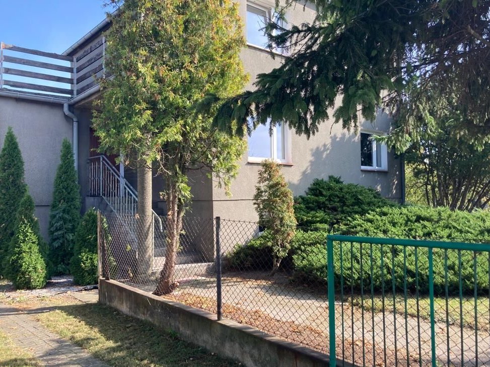 Dom wolnostojący z budynkiem gospodarczym