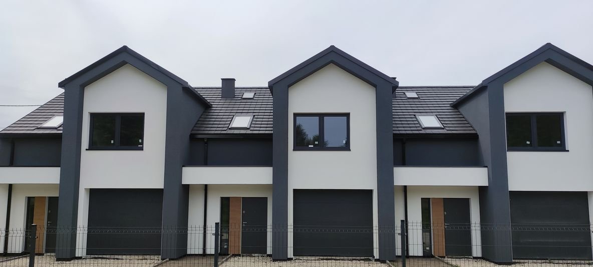 Nowe domy w zabudowie szeregowej ul.Mostowa.