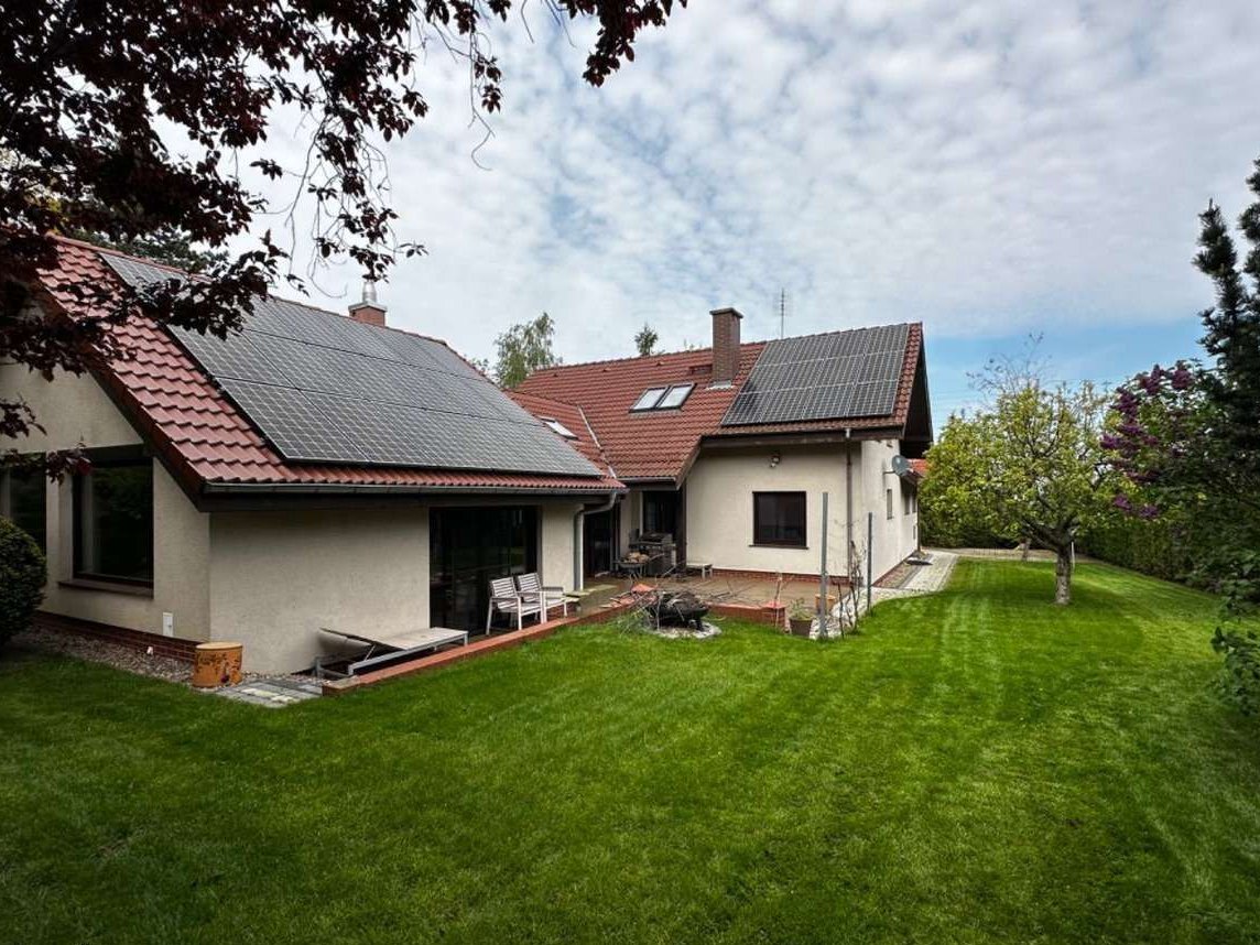 Dom jednorodzinny pod górami.