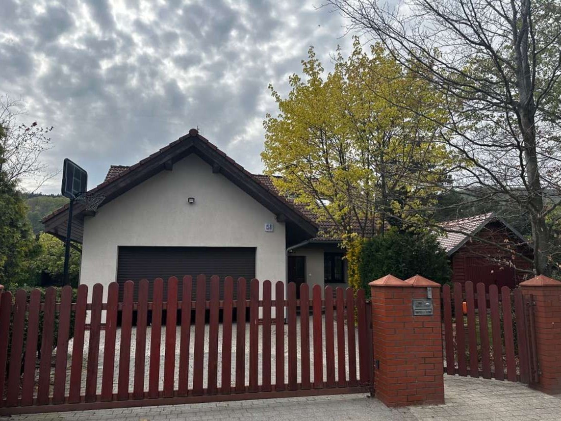 Dom jednorodzinny pod górami.