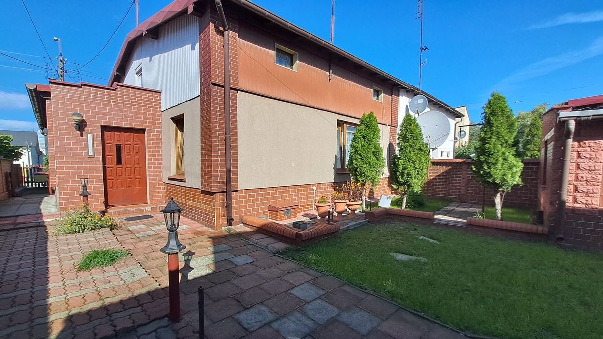 Dom bliźniak 90m2 + strych i 2 budynki gospodarcze