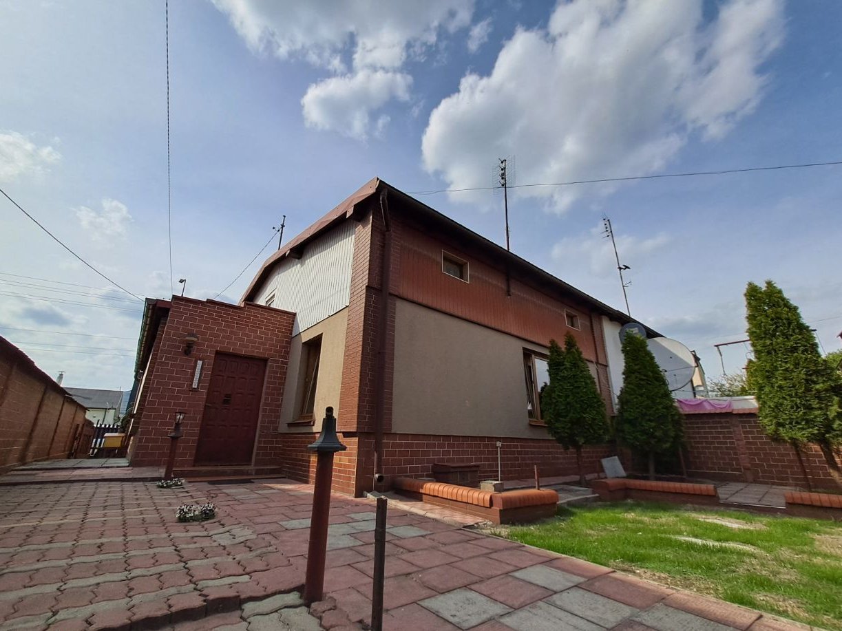 Dom bliźniak 90m2 + strych i 2 budynki gospodarcze