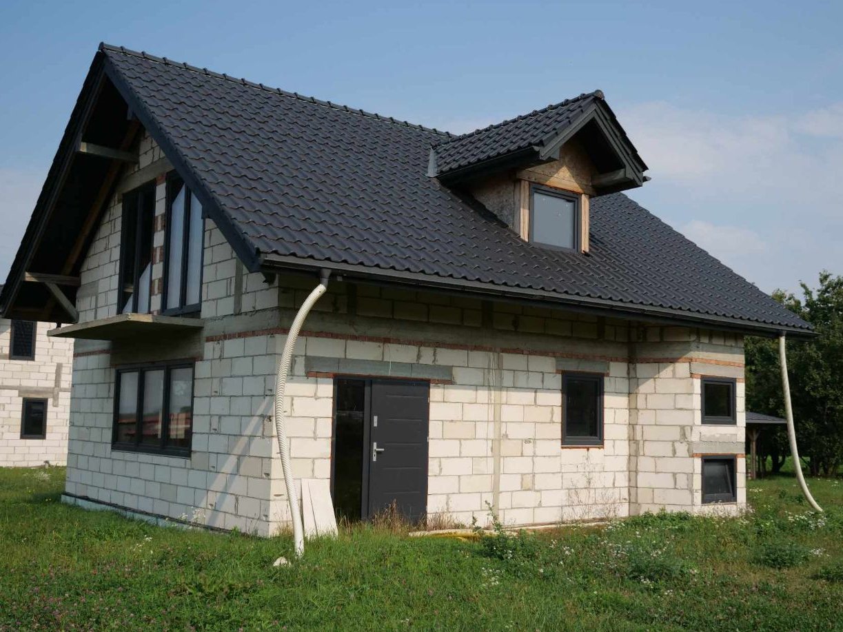 Dom z garażem w stanie surowym zamkniętym Szopinek