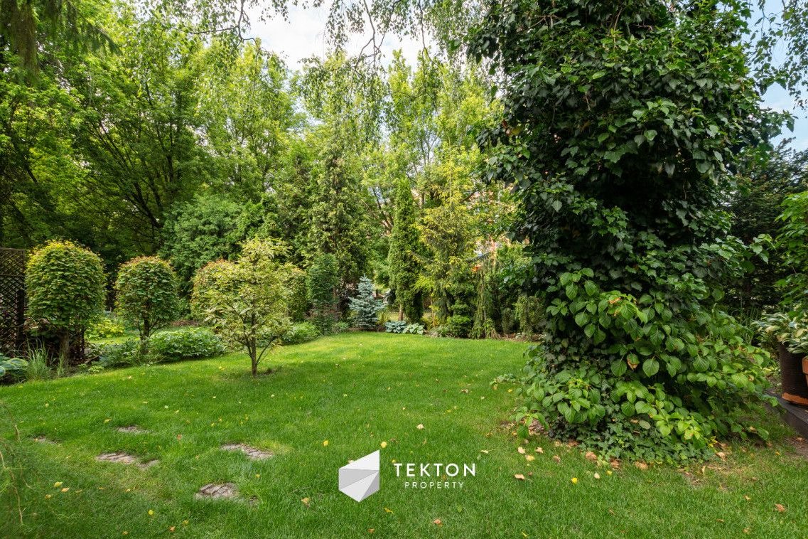 Poddasze do adaptacji w domu z ogrodem