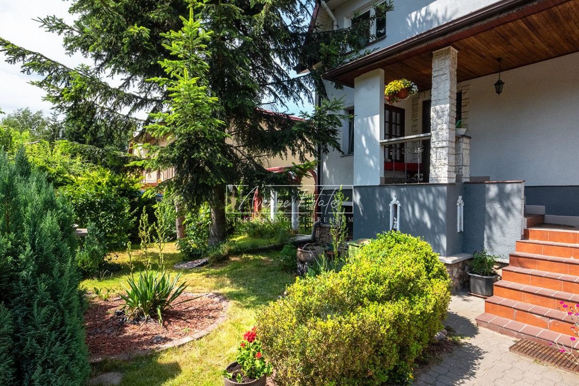 Piękna Duża Działka/ Dom Blisko Metra