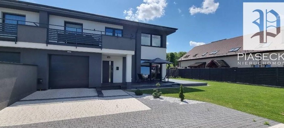 Dom do zamieszkania z tarasem, ogrodem i garażem