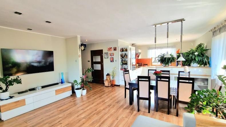 Nowoczesny dom z pięknym ogrodem.