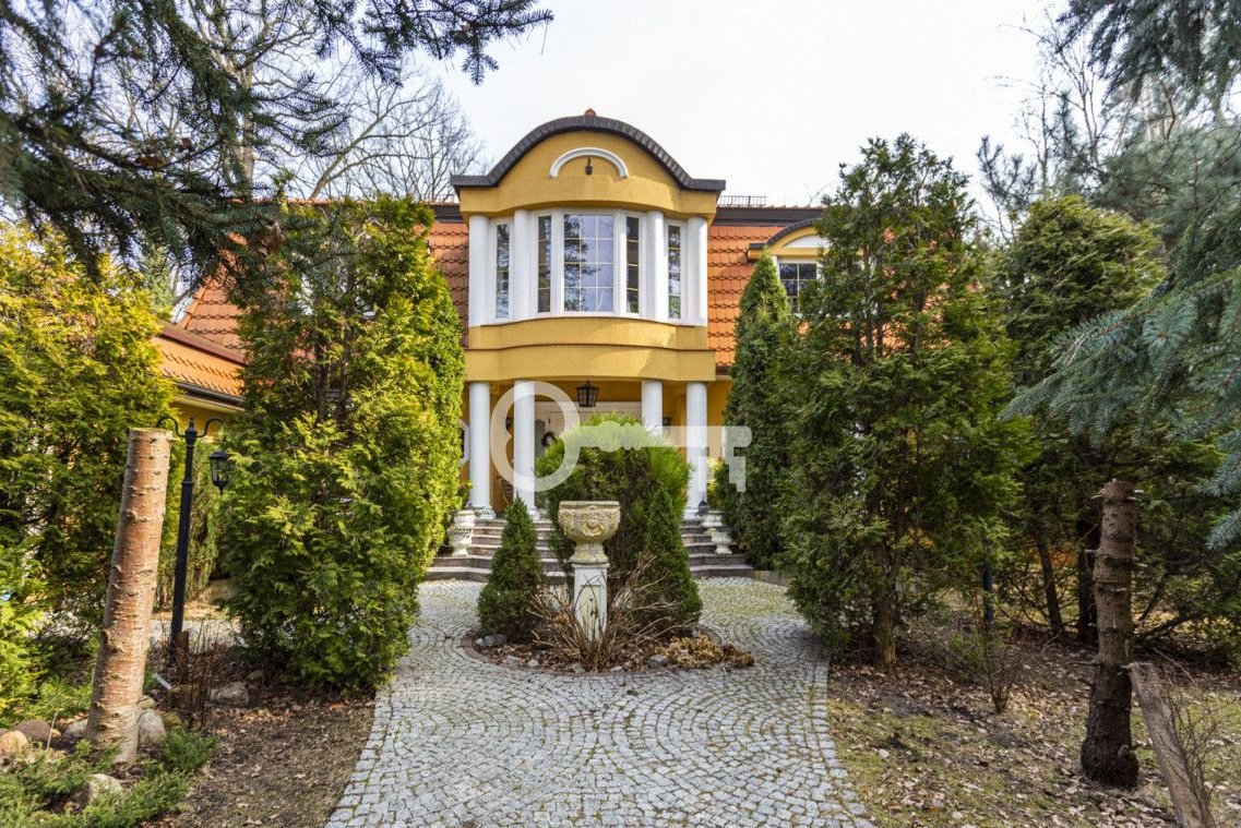 Dom w stylu prowansalskim w zielonym otoczeniu