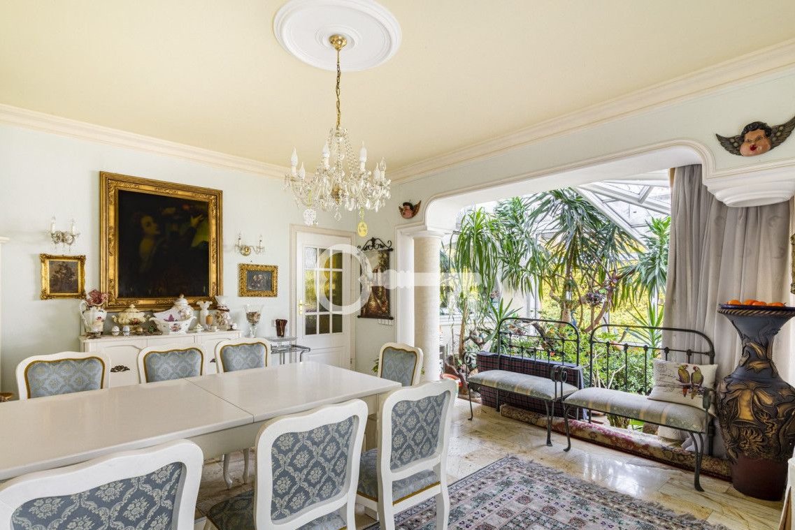 Dom w stylu prowansalskim w zielonym otoczeniu