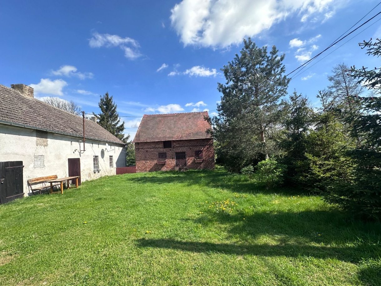 Sprzedam klimatyczny dom z ceglaną stajnią – Komorzno k. Wołczyna