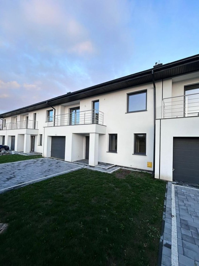 Nowoczesny dom szeregowy z garażem i tarasem 5 pokoi