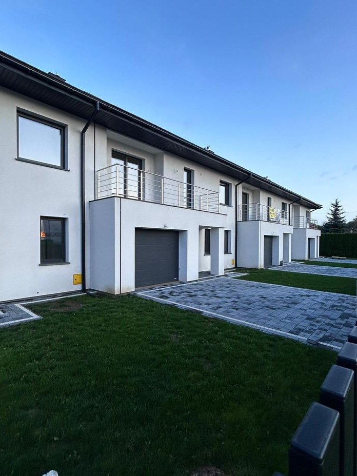 Nowoczesny dom szeregowy z garażem i tarasem 5 pokoi