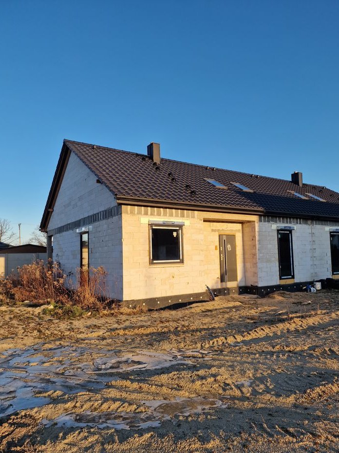 Dom bliźniak w stanie surowym zamkniętym