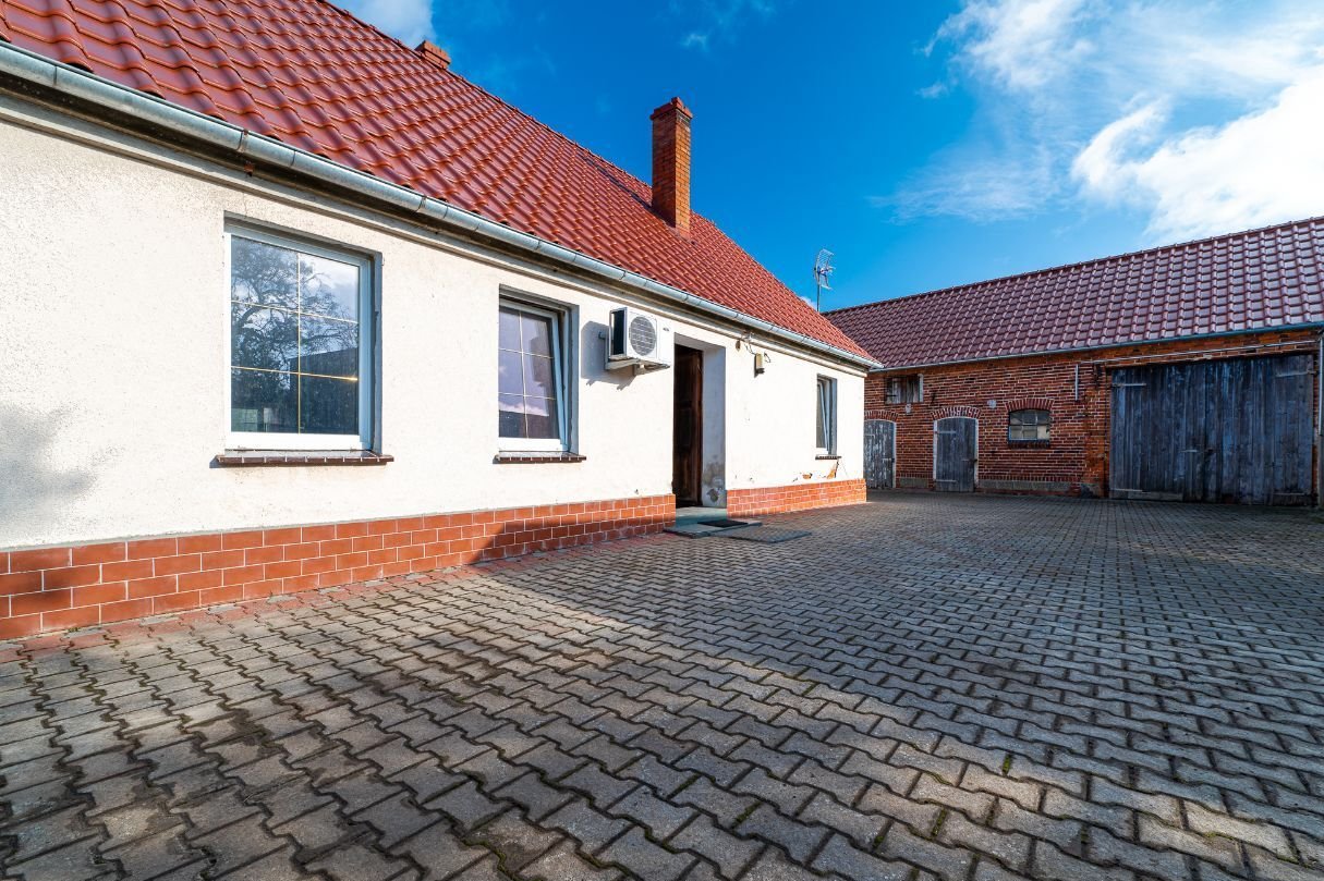 Dom z dużym zapleczem przemysłowo-gospodarczym.