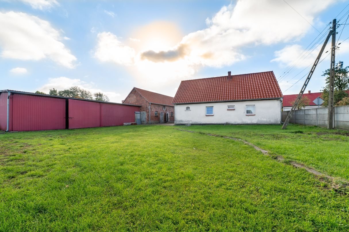 Dom z dużym zapleczem przemysłowo-gospodarczym.