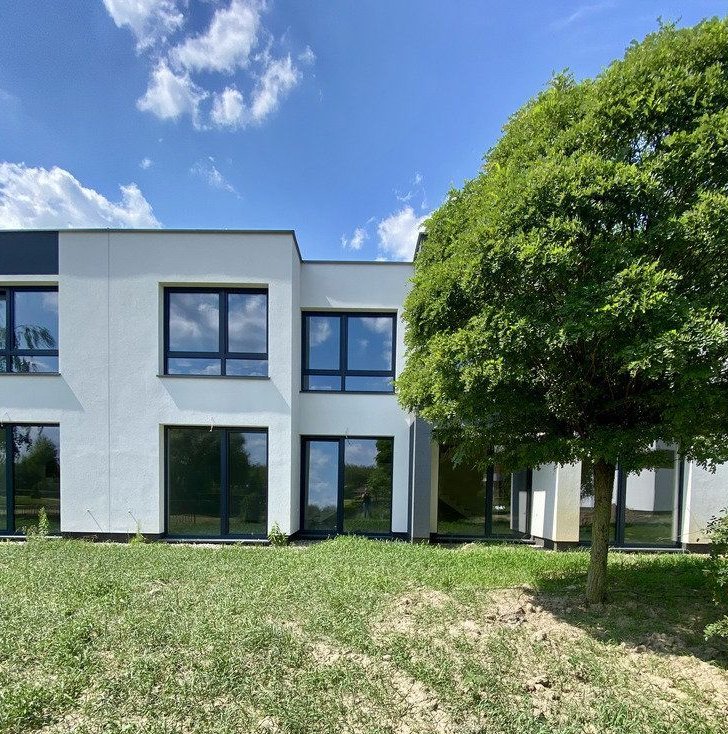 Dom pod Warszawą z sąsiedztwem jeziorka