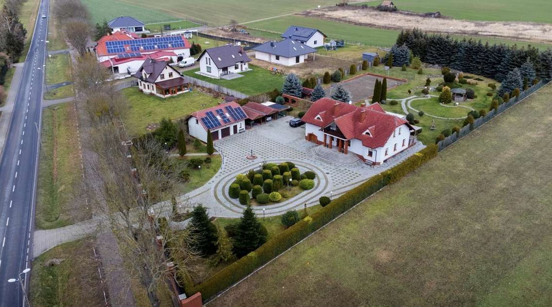 Dom z ciekawym terenem 0,46 Ha i niezależnym mieszkaniem (Film)