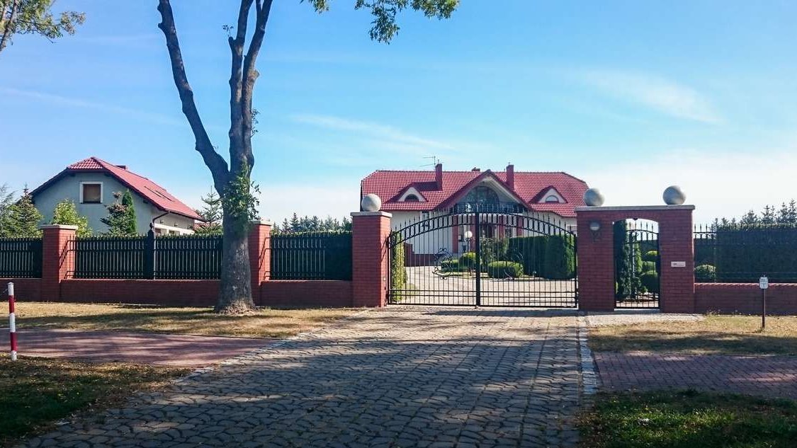 Dom z ciekawym terenem 0,46 Ha i niezależnym mieszkaniem (Film)