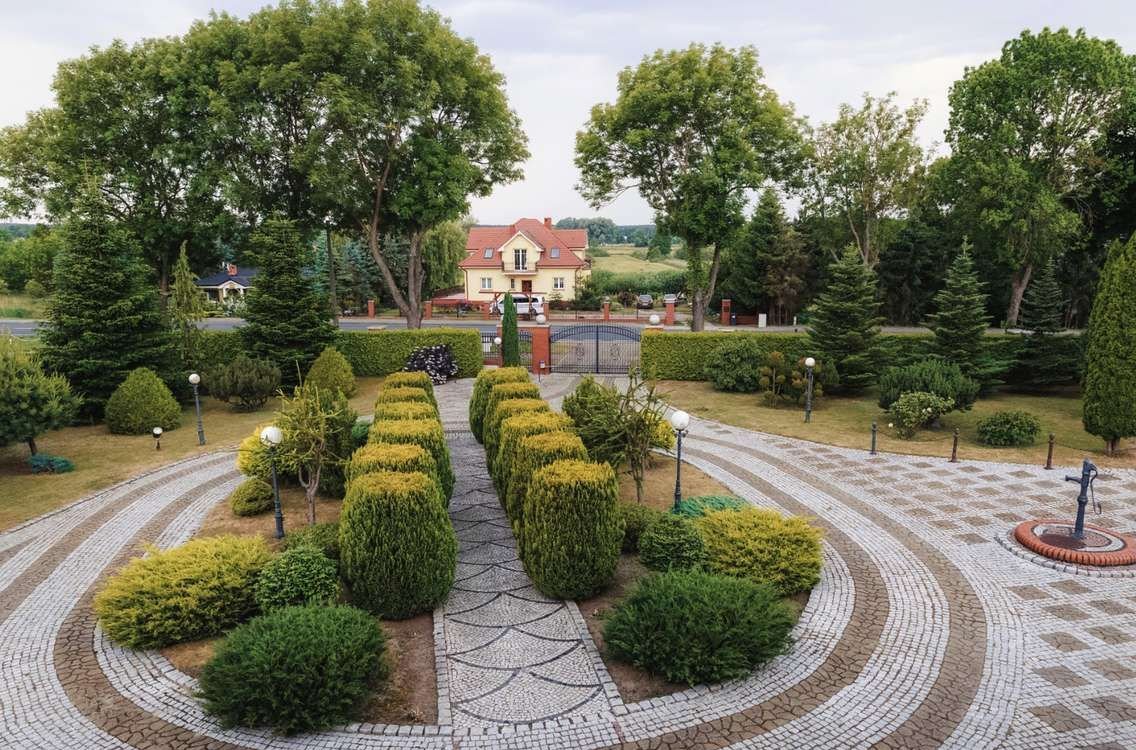 Dom z ciekawym terenem 0,46 Ha i niezależnym mieszkaniem (Film)