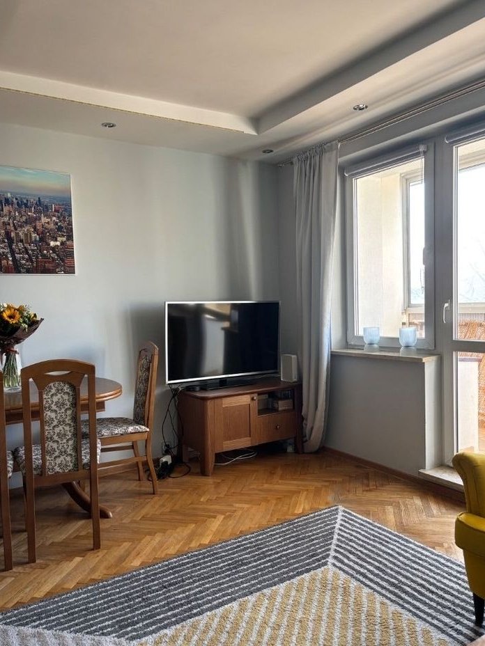 Widok na zieleń, przy metrze Stokłosy, BEZPOŚREDNIO