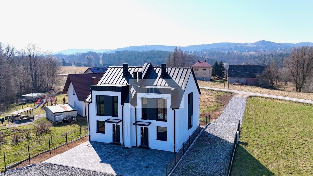 Nowoczesny dom w spokojnej okolicy pompa ciepła, dwa miejsca post.