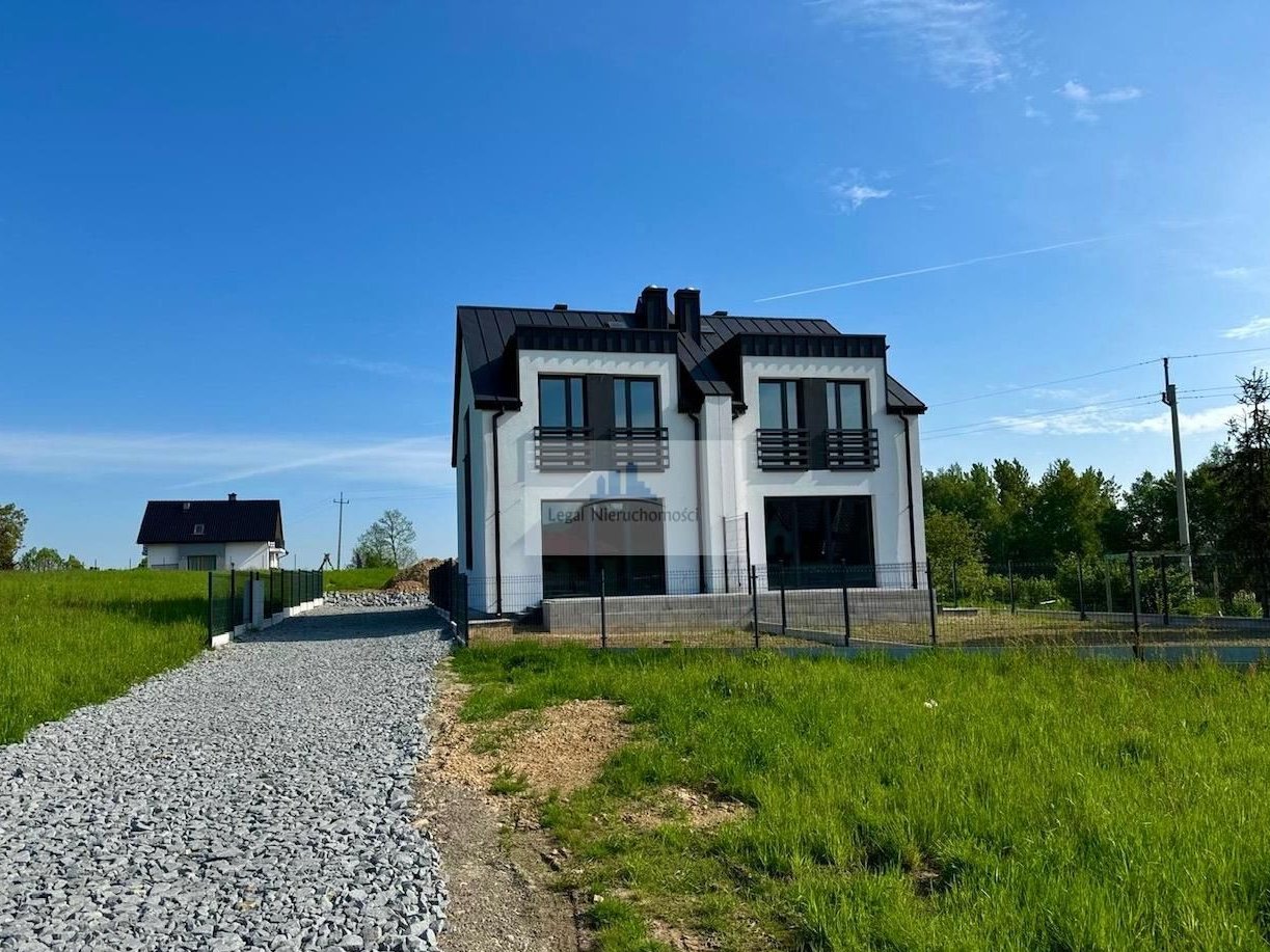 Nowoczesny dom w spokojnej okolicy pompa ciepła, dwa miejsca post.