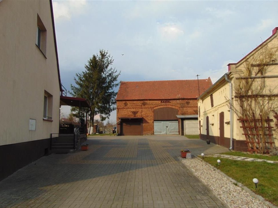 Dwurodzinny dom z budynkami gosp. na dużej działce - Krężoły