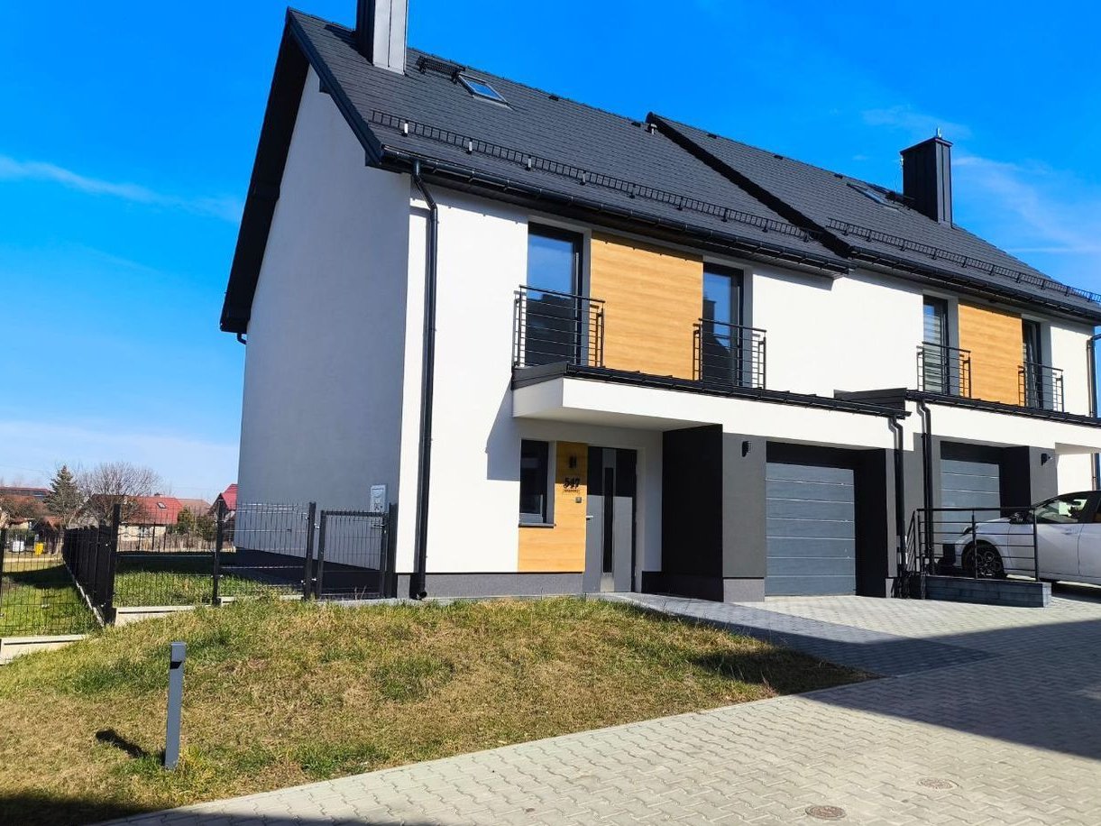 Dom bliźniak z ogródkiem i garażem