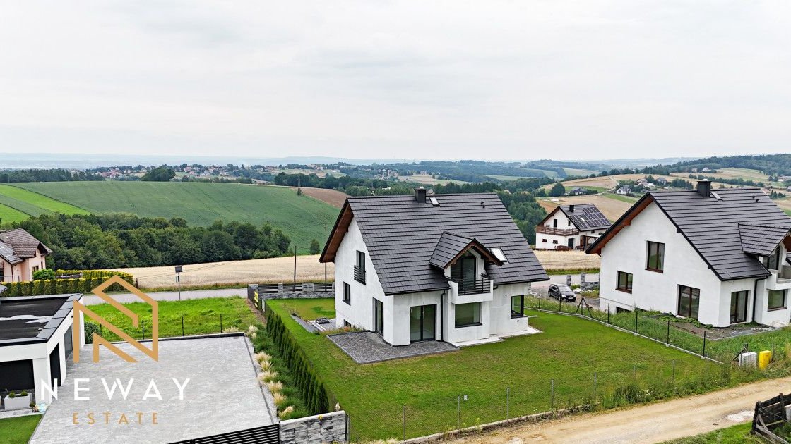 Dom w malowniczej okolicy z widokiem na góry