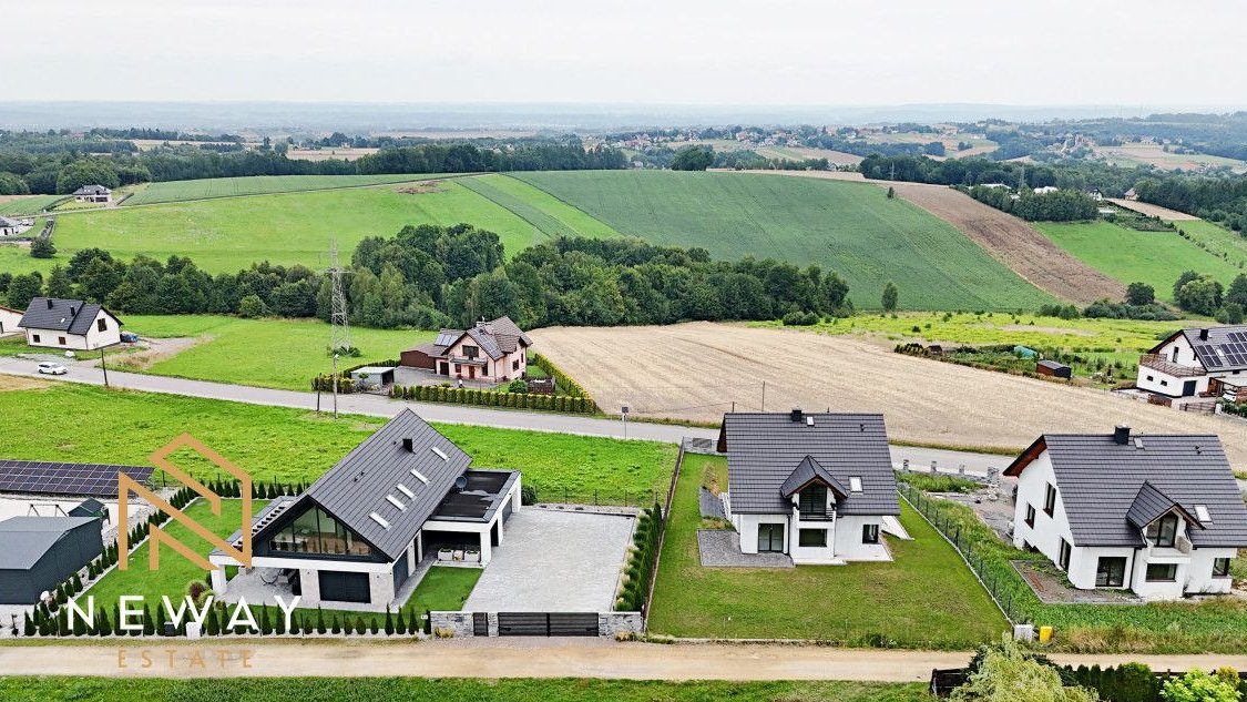 Dom w malowniczej okolicy z widokiem na góry
