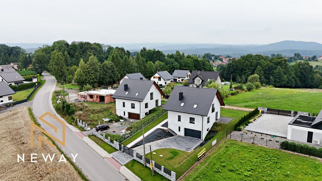 Dom w malowniczej okolicy z widokiem na góry