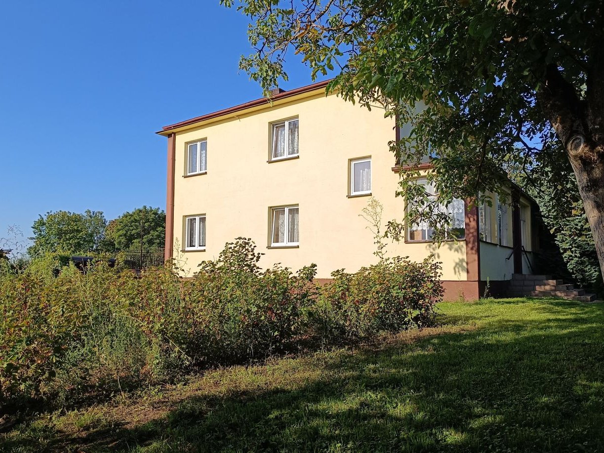 Dom pod miastem 5 pokoi 3 garaże ogród i sad