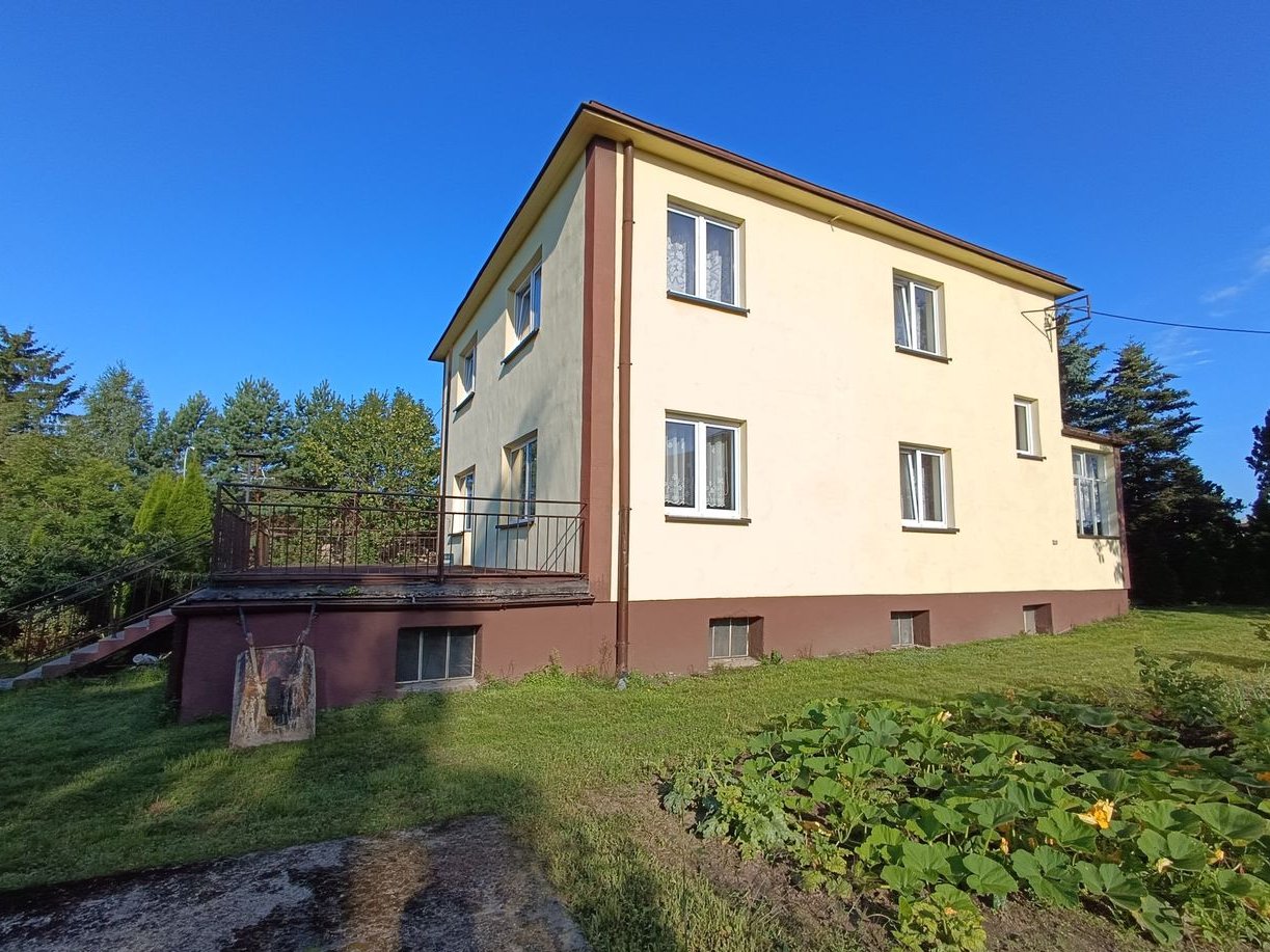 Dom pod miastem 5 pokoi 3 garaże ogród i sad