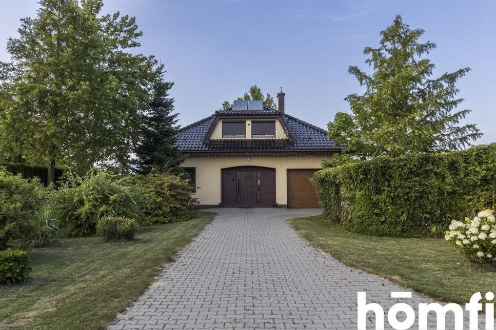 Duży rodzinny dom z malowniczym ogrodem