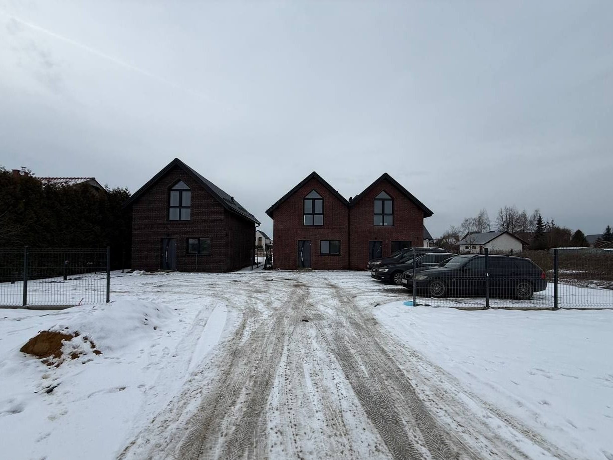 Domy z wyjątkową elewacją! Bez pozwolenia od MSWiA – w Długołęce