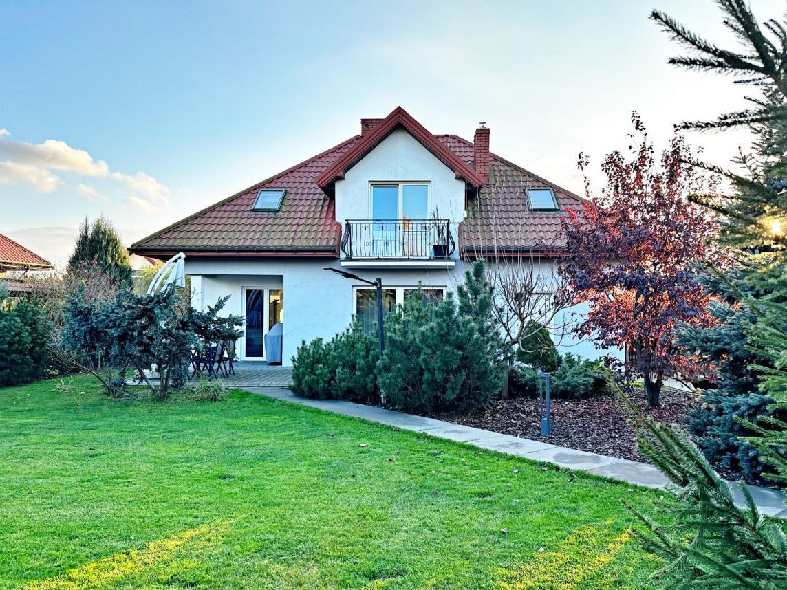 Atrakcyjny, zadbany dom z ogrodem w Cekanowie