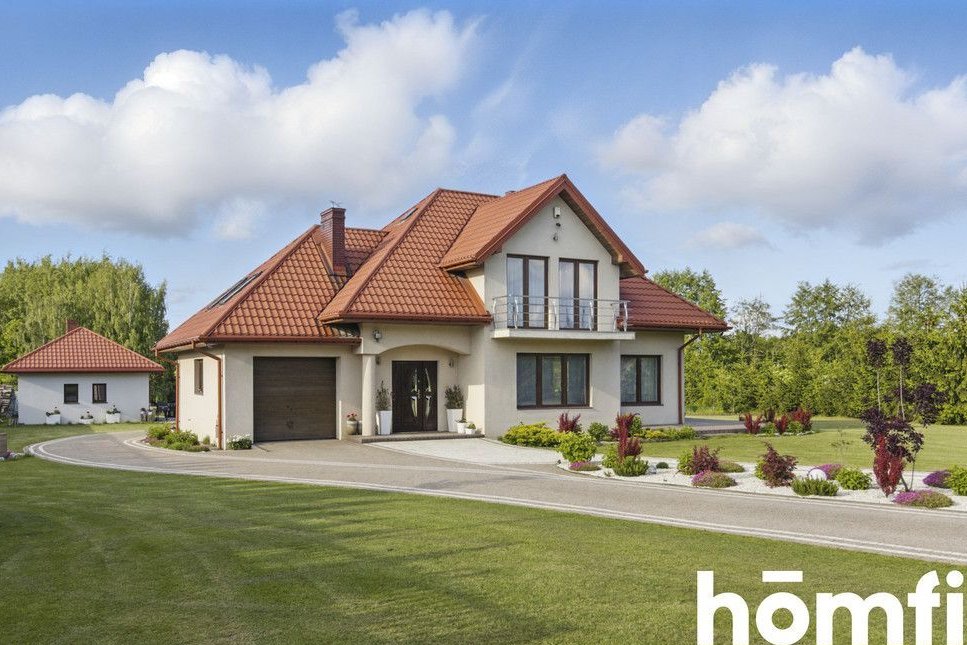 Rezydencja ze stawem w Klwatach koło Radomia