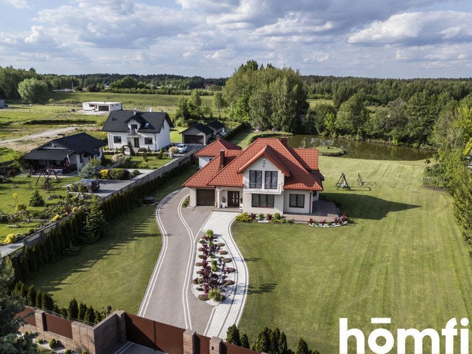 Rezydencja ze stawem w Klwatach koło Radomia