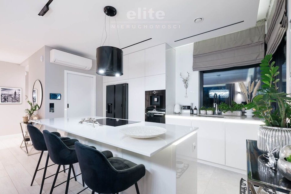 Śliczny wolnostojący dom na sprzedaż 5 pokojowy